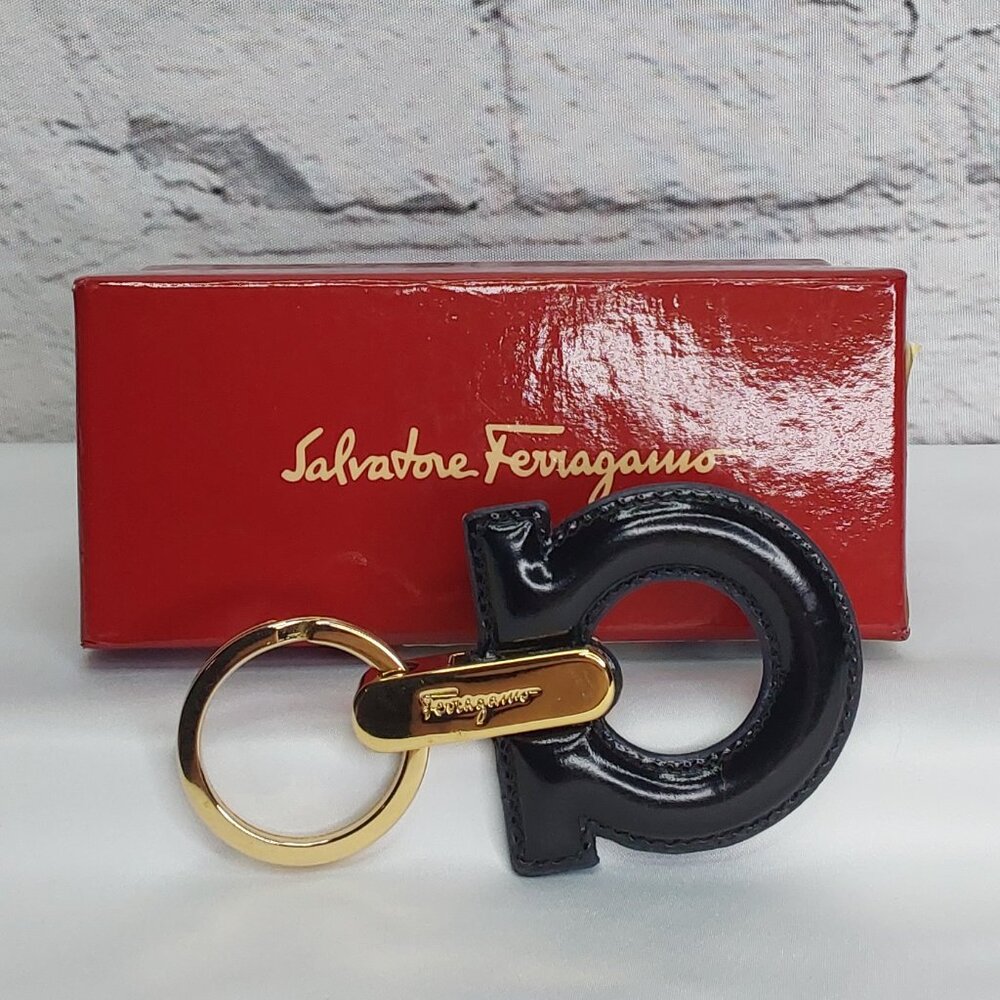 SALVADOR FERRAGAMO 'GANCINI' LEATHER KEY FOB GOLD KEY RING W/ORIGINAL BOX - Picture 2 of 16